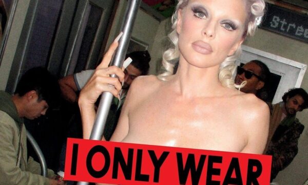 Ποια διάσημη εταιρεία καλλυντικών «γδύνει» celebrities για τη νέα της καμπάνια;