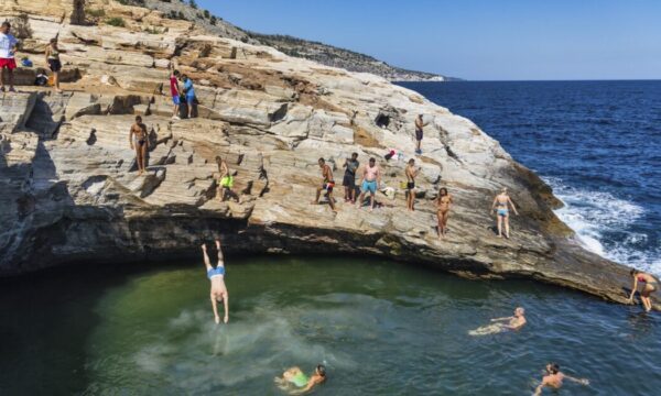 Οι διακοπές γίνονται ακριβότερες για τους Έλληνες, αλλά πιο οικονομικές για τους Βαλκάνιους