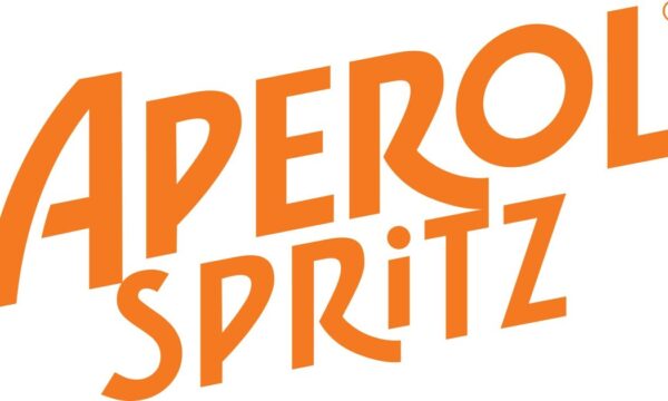 Τι κάνουν δύο γιγάντια ποτήρια Aperol στην Αθηναϊκή Ριβιέρα;