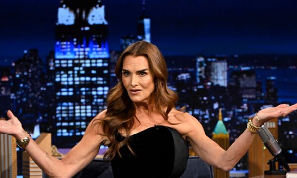 Η Brooke Shields στα 59 της με αυτό το μαύρο ρούχο φαίνεται πιο όμορφη από ποτέ