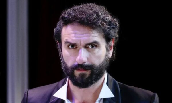 Μελέτη Ηλία: «Έπαιζα σε παράσταση στη Σαρδηνία και η γυναίκα μου είπε “για σένα τα παρατάω όλα κι έρχομαι στην Ελλάδα”»