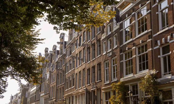 Rosewood Amsterdam: Η μεταμόρφωση του Παλατιού της Δικαιοσύνης σε ένα θαύμα φιλοξενίας