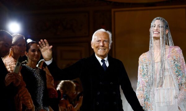 Giorgio Armani: Ο διάσημος σχεδιαστής τράβηξε τα βλέμματα στο φινάλε του couture show στο Παρίσι!