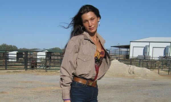 Bella Hadid: Αυτό είναι το καλοκαιρινό προϊόν μακιγιάζ που χρησιμοποιεί όλο το χρόνο