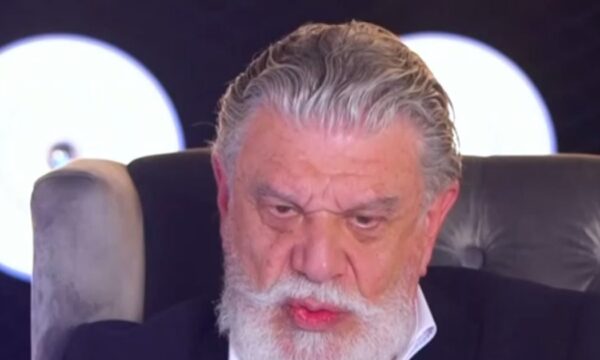 Γιάννης Βούρος: Η απίθανη έκπληξη στο αεροπλάνο με σαμπάνιες και γλυκά στη σύντροφο του