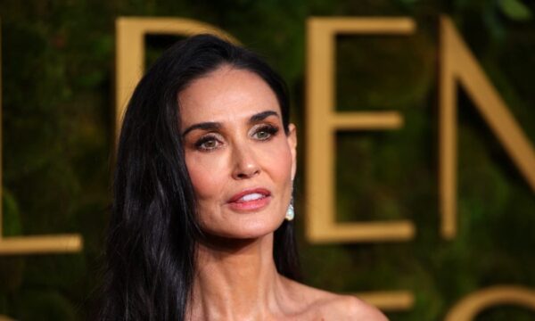 Demi Moore: Εκτός από τη Χρυσή Σφαίρα κέρδισε και το βραβείο του πιο λαμπερού eye make up look – Ποια προϊόντα χρησιμοποίησε