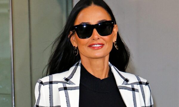 Demi Moore: Η υποψήφια για Όσκαρ ηθοποιός τελειώνει όλα τα σύνολα της με το τρισχαριτωμένο…σκυλάκι της!