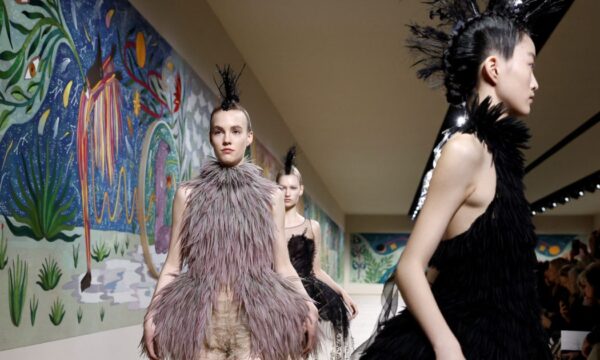 Dior: Βικτωριανά κρινολίνα, punk χτενίσματα και ρομαντισμός συναντήθηκαν στο couture show του οίκου!
