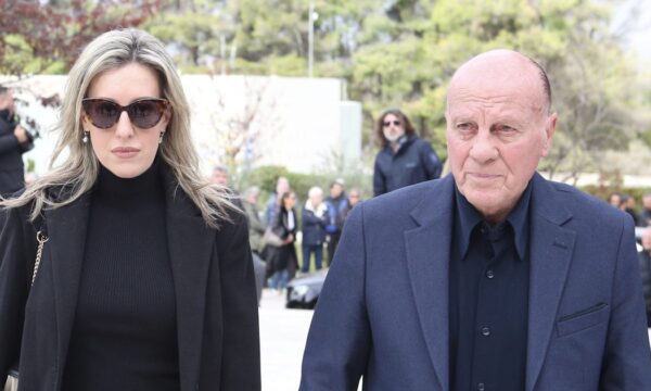 Μίμης Δομάζος: Η τελευταία δημόσια εμφάνιση πριν από έναν μήνα – Στο πλάι του η κόρη του, Πόπη Δομάζου