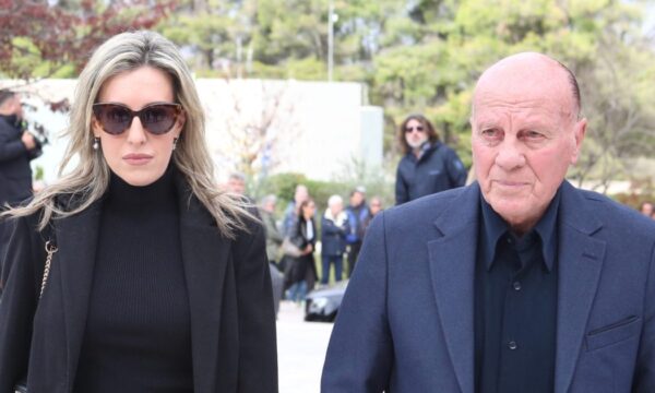 Μίμης Δομάζος – Αποκλειστικό: «Έμεινε στα χέρια μου», αναφέρει η κόρη του Πόπη Δομάζου για τη στιγμή που κατέρρευσε