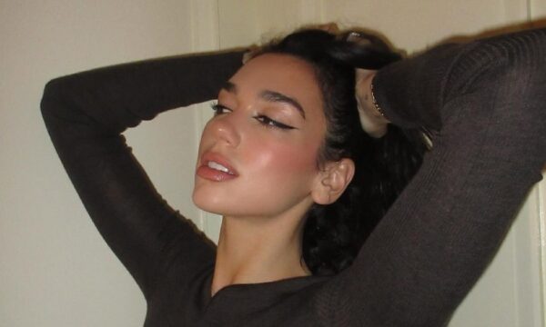 Dua Lipa: Φοράει την glitter σκιά στα μάτια με τον πιο ανατρεπτικό 90’s τρόπο