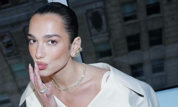 Dua Lipa: Αυτό είναι το κραγιόν που υπάρχει μόνιμα στο νεσεσέρ της