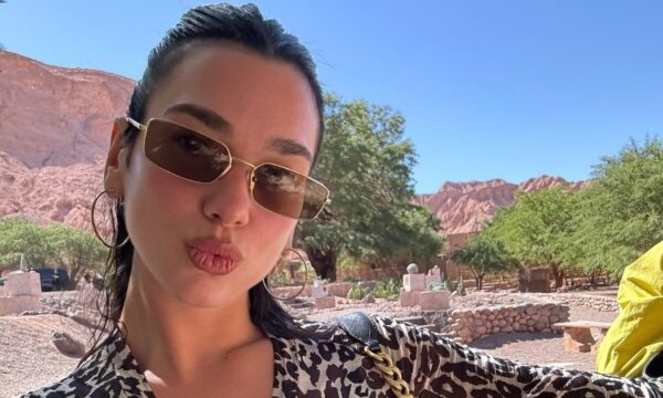 Dua Lipa: Υιοθετεί το πιο εντυπωσιακό terracotta look τον χειμώνα