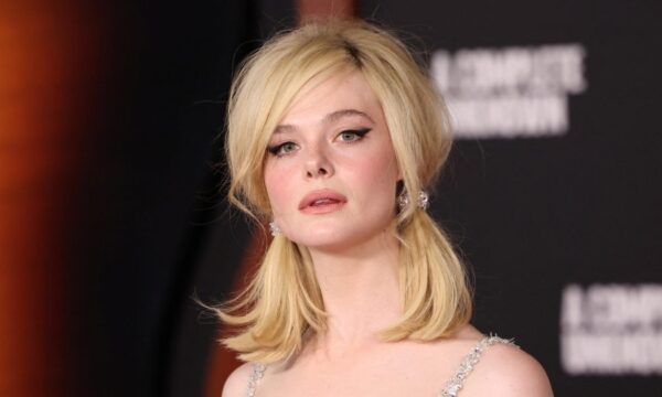 Elle Fanning: Οι φακίδες της και ο φιόγκος στα μαλλιά δημιούργησαν το απόλυτο girlie look που λατρέψαμε