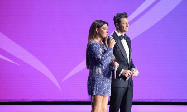 Eurovision 2025: Έλενα Παπαρίζου και Σάκης Ρουβάς στη σκηνή του τελικού με υπέροχο στιλ!