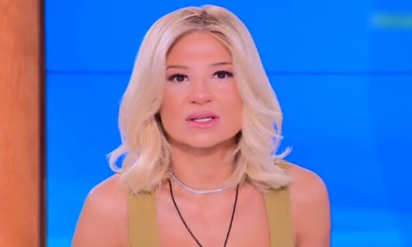 Ξέσπασε η Φαίη Σκορδά κατά της ΕΡΤ: «Έστειλαν 4 συνεργεία στην Μητρόπολη και ένα στο Σύνταγμα, μας κοροϊδεύουν στα μούτρα μας»
