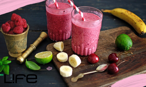 Συνταγές για δροσιστικά smoothies με καλοκαιρινά φρούτα