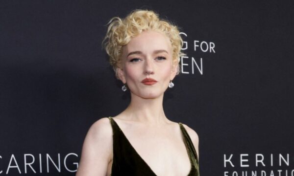 Julia Garner: Με ροζ μαλλιά και ταυτόσημο μακιγιάζ είναι μία άλλη