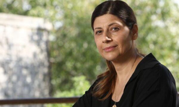 Η γη της ελιάς: Ζευγάρι Αναστασία – Θάνος – Ο Τζον του διαπράττει δολοφονία χαρακτήρος