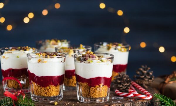 Απλή συνταγή για γιορτινό trifle με κρέμα τυριού και μαρμελάδα σμέουρο