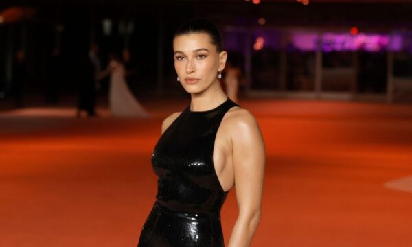 Hailey Bieber: Με ελάχιστες κινήσεις δημιουργεί το πιο λαμπερό make up look – Δεν είναι τυχαία το απόλυτο beauty icon