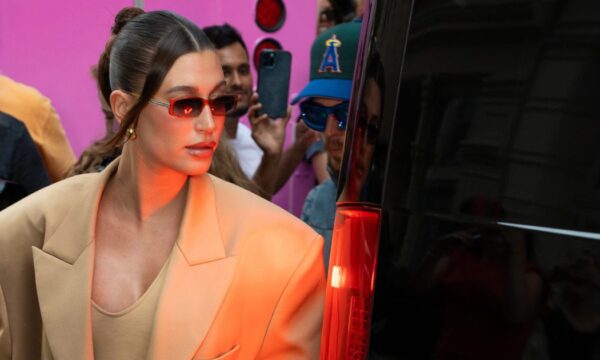 Η Hailey Bieber παρουσιάζει τη δική της ξεχωριστή εκδοχή για το ντύσιμο στο γραφείο