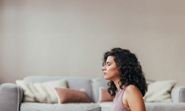 Burnout: 6 θέσεις yoga που θα σε βοηθήσουν να το προλάβεις