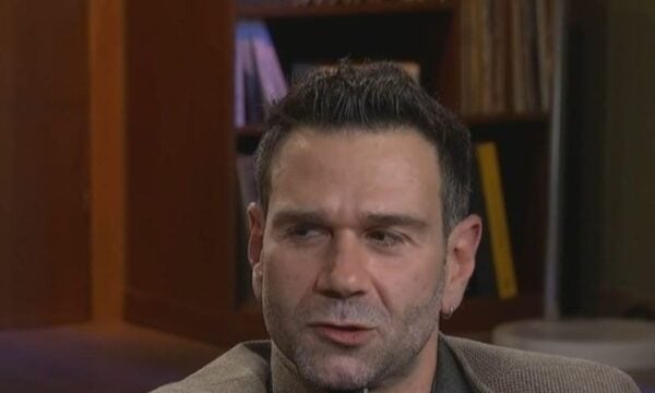 Τάσος Ιορδανίδης: Η αποκάλυψη για τη σχέση του με το αλκοόλ – «Βγήκα στη σκηνή και ήμουν λιώμα»