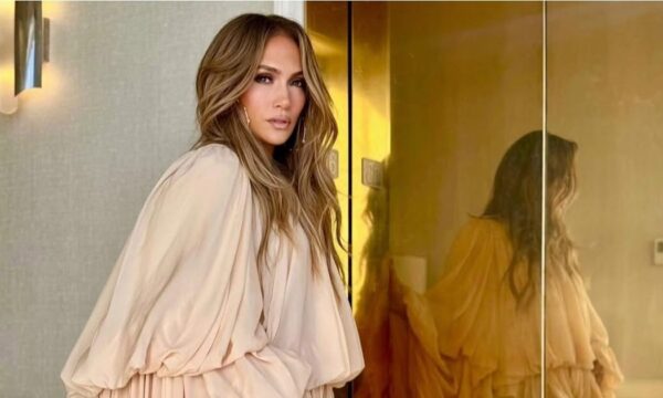 Jennifer Lopez: Το μανικιούρ της συνδυάζει τις δύο αποχρώσεις που είναι οι κορυφαίες τάσεις του χειμώνα