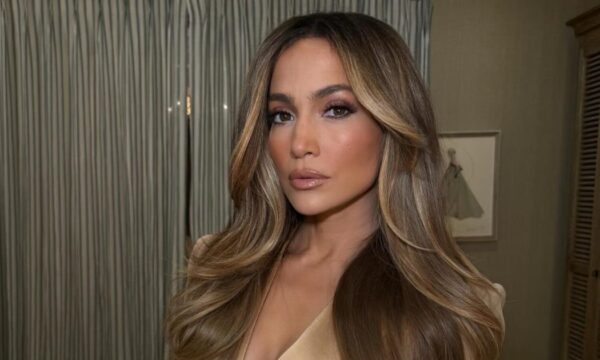 Jennifer Lopez: Το hair style στην πρόσφατη εμφάνισή της είναι ρετρό και η πιο ιδιαίτερη Pamela’s updo παραλλαγή