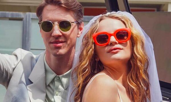 Στόχοι Ζευγαριού: Η Joey King και ο Steven Piet φόρεσαν τα πιο ξεχωριστά matchy φούτερ