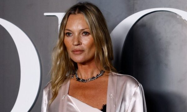 Kate Moss: Χρησιμοποιεί το αγαπημένο της μολύβι χειλιών με τον πιο αναπάντεχο τρόπο