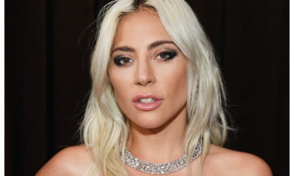 Lady Gaga: Εύχεται «Καλή Χρονιά» στους fans της χωρίς ίχνος μακιγιάζ και bleached φρύδια