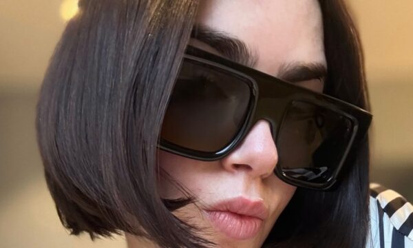 H Lily Collins έγινε ξανθιά και δεν θα την αναγνωρίσεις