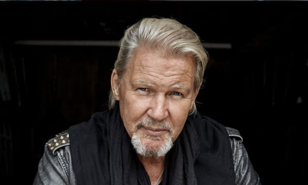 Ο Johnny Logan στο Θέατρο Παλλάς – Ο μύθος της Eurovision για πρώτη φορά στην Ελλάδα