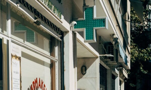 Σχόλιο για τον ΕΟΠΥΥ μετά τον σάλο: Στα φαρμακεία της περιοχής φάρμακα υψηλής τιμής
