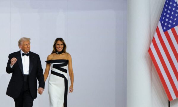 Melania Trump: Εντυπωσιακή με μαύρο & άσπρο φόρεμα στην δεξίωση μετά την ορκωμοσία!