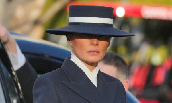 Ορκωμοσία Τραμπ: Η Melania Trump φτάνει στην εκκλησία για την τελετή με κομψό καπέλο!
