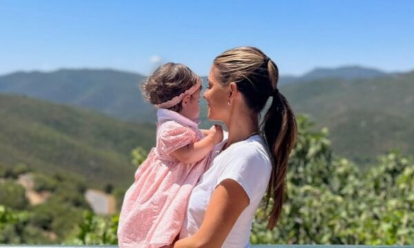 Μαρία Μενούνος: Πήγε στο μνήμα της μητέρας της με την κόρη της – «Πονάει όταν την χρειάζεσαι και δεν είναι εκεί»
