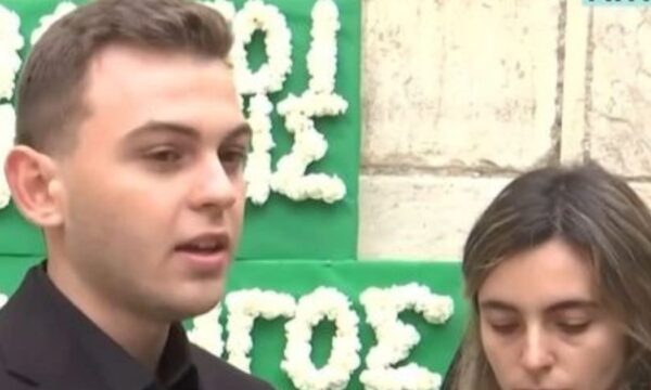 Μίμης Δομάζος: Συγκινημένα τα εγγόνια του «στρατηγού» στο τελευταίο «αντίο» – «Ήταν εξαιρετικός σε όλα»