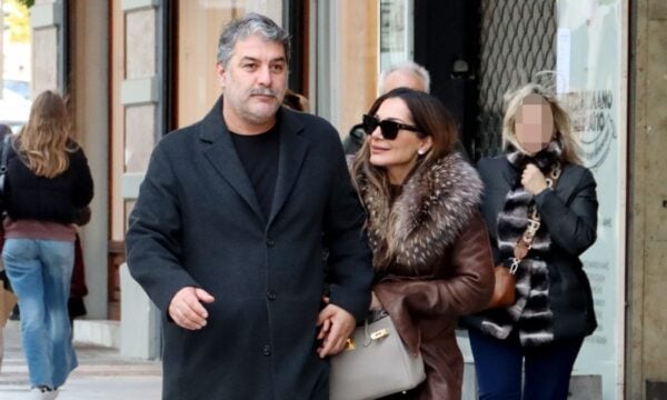 Δέσποινα Βανδή – Βασίλης Μπισμπίκης: Χέρι χέρι στην καρδιά της Αθήνας! Φωτογραφίες από τη βόλτα του ζευγαριού