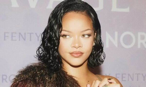 Rihanna: Αποκαλύπτει τις φυσικές της μπούκλες στα κοντά μαλλιά της και οι fans ξετρελάθηκαν