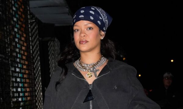 Rihanna: Διακόσμησε τις box braids με τα πιο γλυκά αξεσουάρ