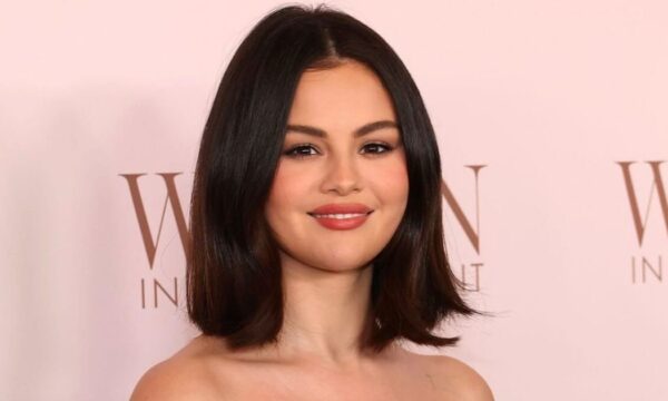 Selena Gomez: Με matchy μακιγιάζ και μανικιούρ που ταιριάζει τέλεια με το μονόπετρο που βρίσκεται σε πρώτο πλάνο