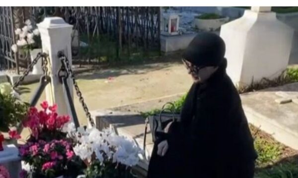 Δημήτρης Σούρας: Απαρηγόρητη η γυναίκα του πάνω από το μνήμα – «Μου λείπει το καμάρι μου»