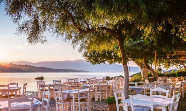 Τα 10 λάθη που κάνεις στην ταβέρνα του νησιού και θα νιώσεις τύψεις μετά τις διακοπές