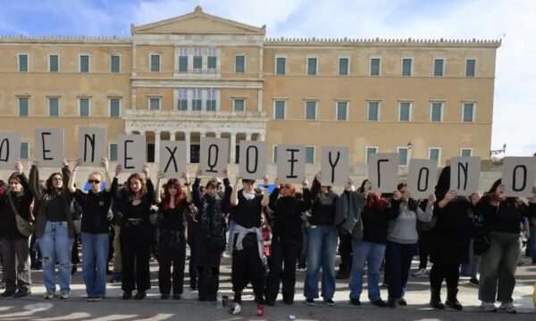 Τραγωδία των Τεμπών: Μεγάλο πλήθος στις διαδηλώσεις στο κέντρο της Αθήνας