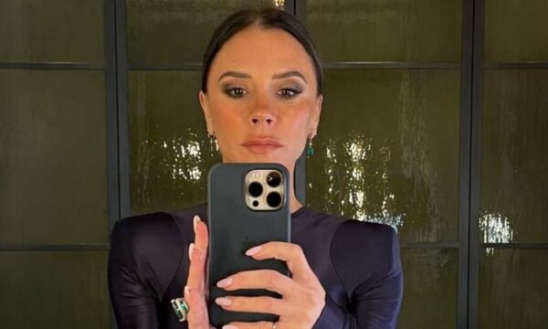 Victoria Beckham: Σου δείχνει πώς να δημιουργήσεις το πιο κομψό μακιγιάζ για την Ημέρα του Αγίου Βαλεντίνου