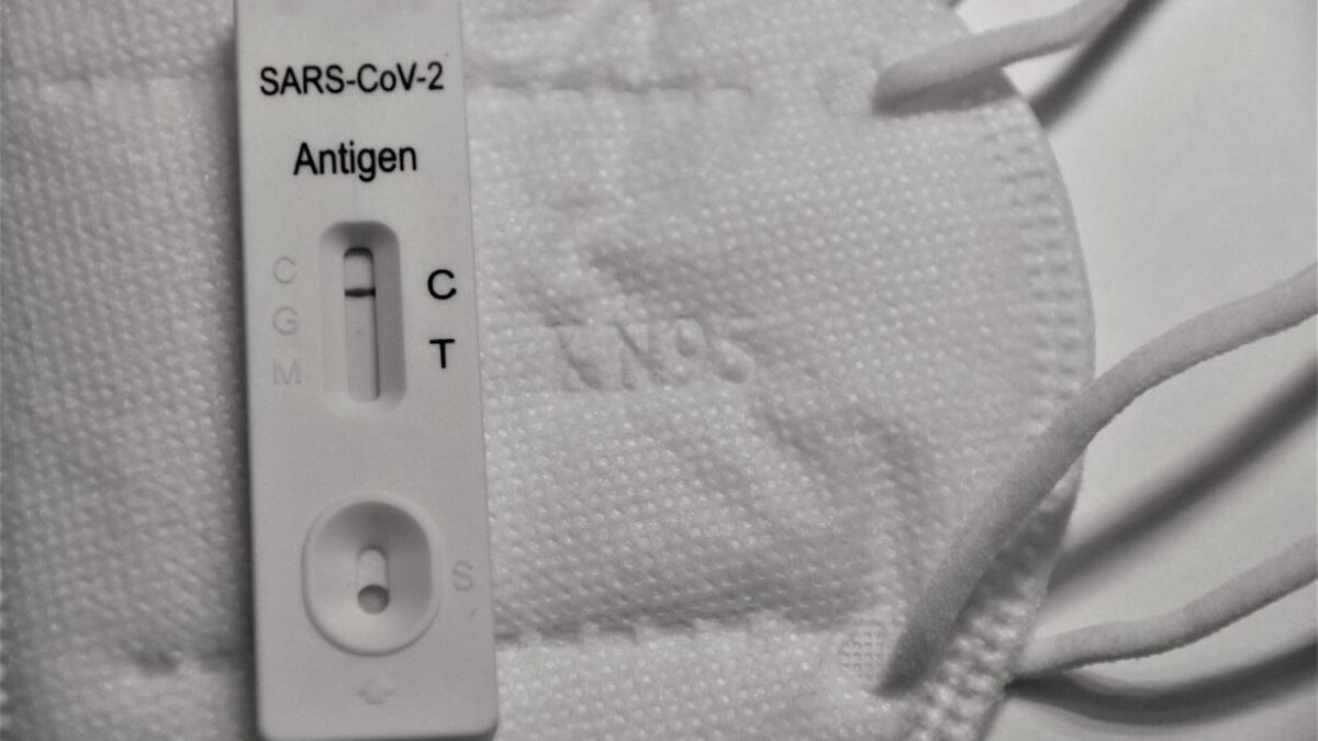 Τα self tests μπορούν να ανιχνεύσουν τα νέα στελέχη της Covid;