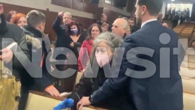Η Ελένη Λουκά διέκοψε την εκδήλωση παρουσίασης βιβλίου του Στέφανου Κασσελάκη